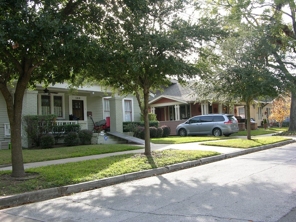 Leann Mueller 941 Cortlandt backyard alley (1)