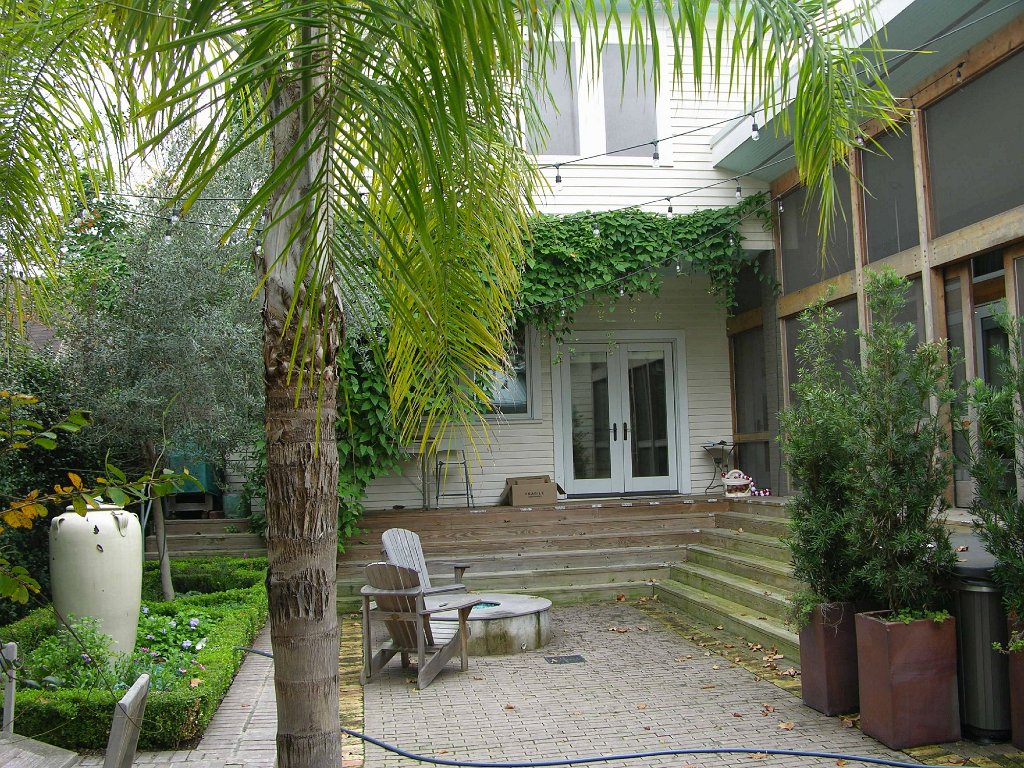 Leann Mueller 941 Cortlandt backyard alley (4)