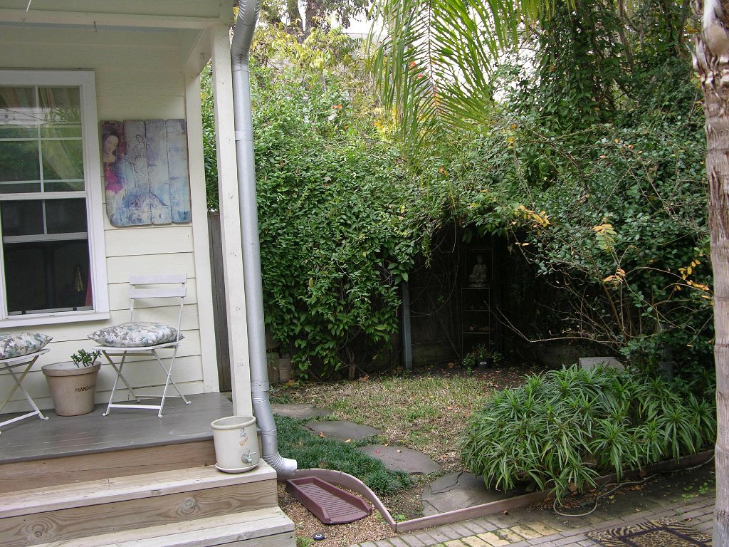 Leann Mueller 941 Cortlandt backyard alley (6)